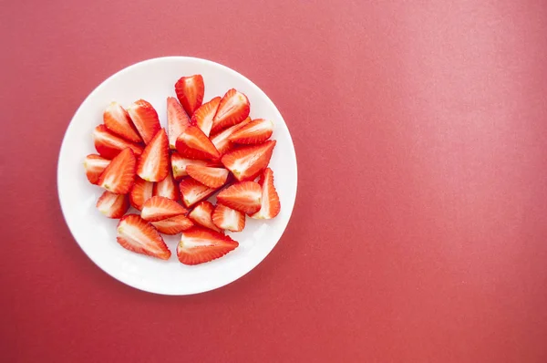 Vista superior de fresas frescas en plato blanco . —  Fotos de Stock