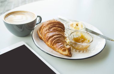 Taze Fransız kahvaltı düz lay.