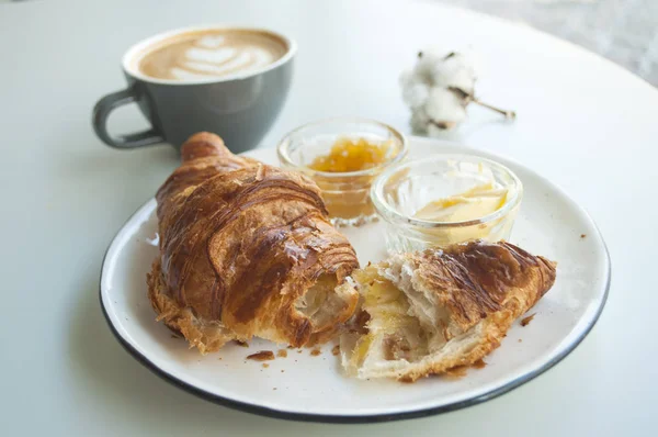 Puesta plana de desayuno francés fresco . — Foto de Stock