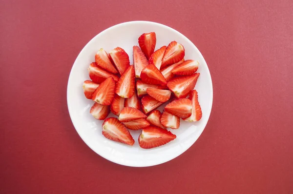 Vista superior de fresas frescas en plato blanco . —  Fotos de Stock