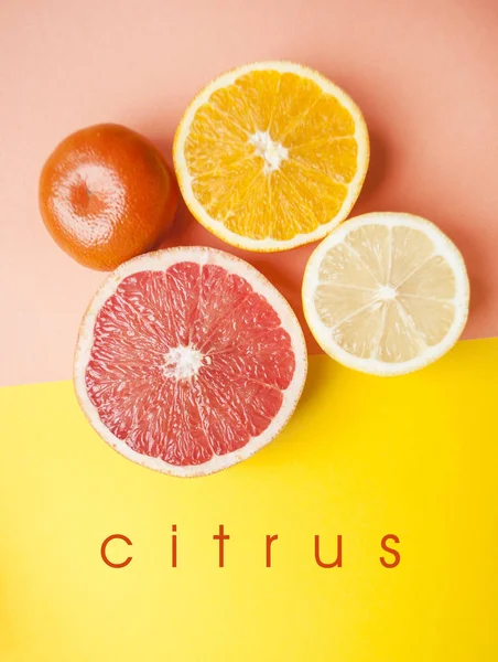 Mavi arka plan üzerinde birçok narenciye.