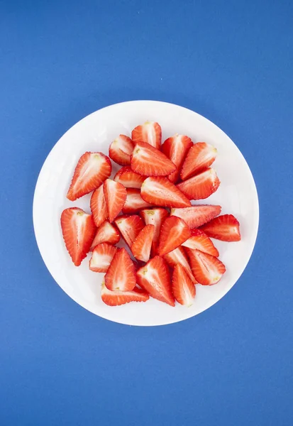 Vista superior de fresas frescas en plato blanco . —  Fotos de Stock