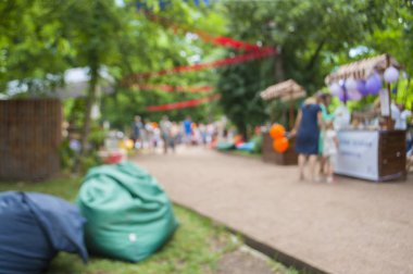 Bokeh ile bahçede gün festival soyut bulanıklık görüntü