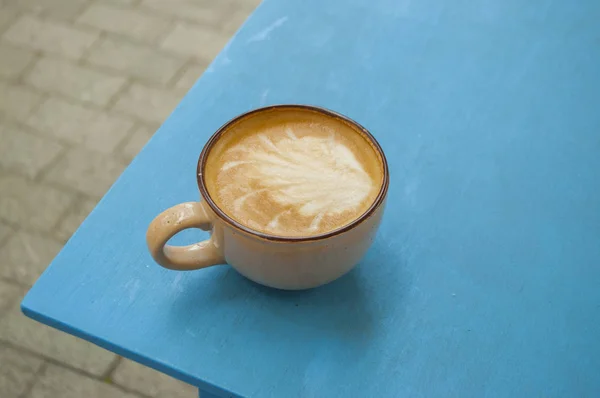 Xícara de café na mesa azul. — Fotografia de Stock