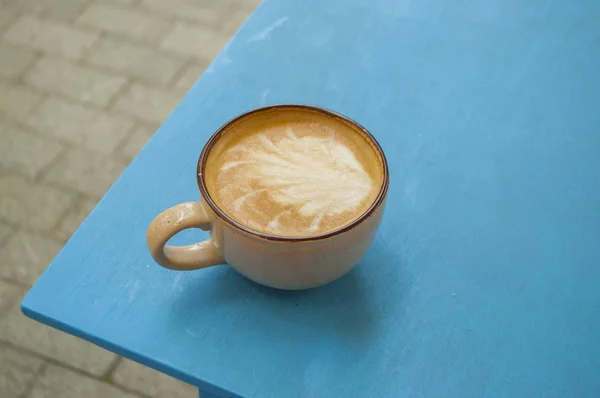 Secangkir kopi di atas meja biru. — Stok Foto