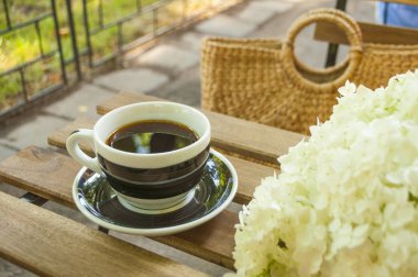 Bir kafede bir fincan kahve..