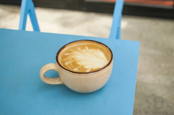 Taza de café en la mesa azul. — Foto de Stock