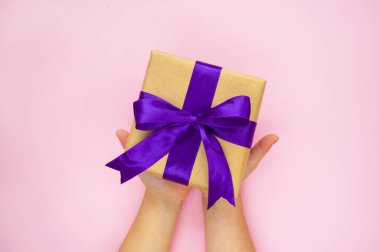 Pembe arka planda hediye kutusu.