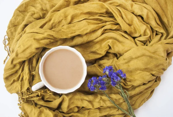 Чашка кофе и шарф . — стоковое фото