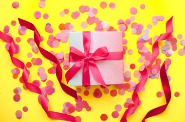 beyaz izole giftbox.