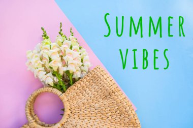 Pembe ve mavi arkaplanda beyaz çiçeklerle dolu modern çöp torbası..