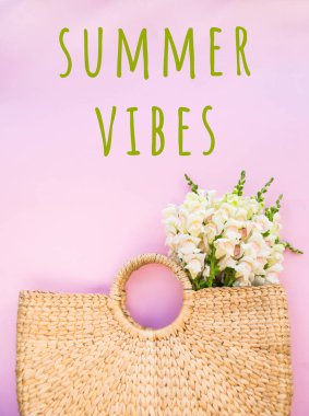 Pembe arka planda güzel çiçek demetleriyle dolu modern çöp torbası..