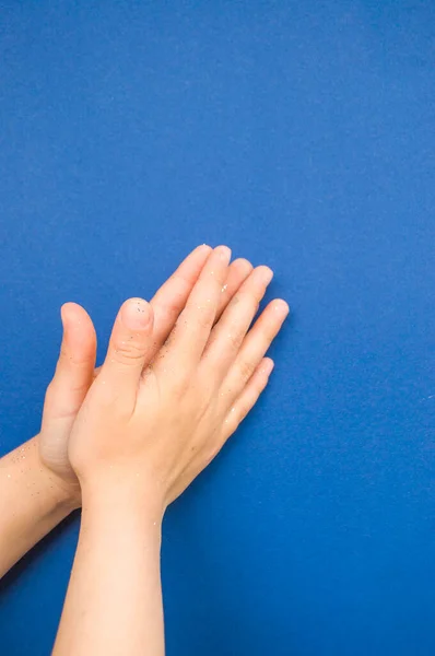 Kinderhanden Met Blauwe Zilveren Kleur Glitter Confetti Klassieke Blauwe Achtergrond — Stockfoto