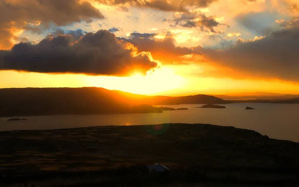 Taquile 岛的的喀喀湖湖的美丽多彩的日落 但看着横跨玻利维亚 — 图库照片