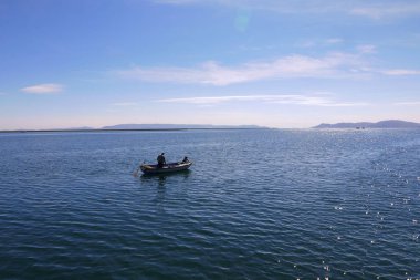 Yalnız bir balıkçı şansını Lake Titicaca Peru çalışır