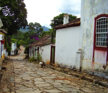 Tiradentes Minas Gerais Brezilya kırsal şehirde sakin bir sokakta Şirin sömürge evleri