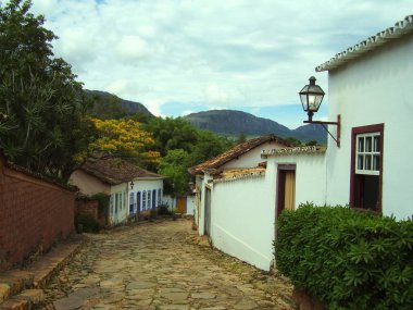 Tiradentes Minas Gerais Brezilya kırsal kentinde kiliseye yol açan sakin bir sokakta Şirin sömürge evleri ...