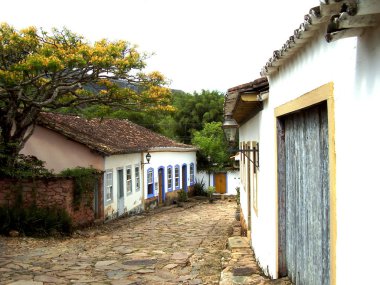 Tiradentes Minas Gerais Brezilya kırsal şehirde sakin bir sokakta Şirin sömürge evleri ..