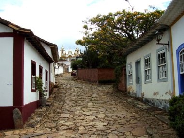 Tiradentes Minas Gerais Brezilya kırsal şehirde, kiliseye giden sakin bir sokakta Şirin sömürge evleri ve dükkanlar..