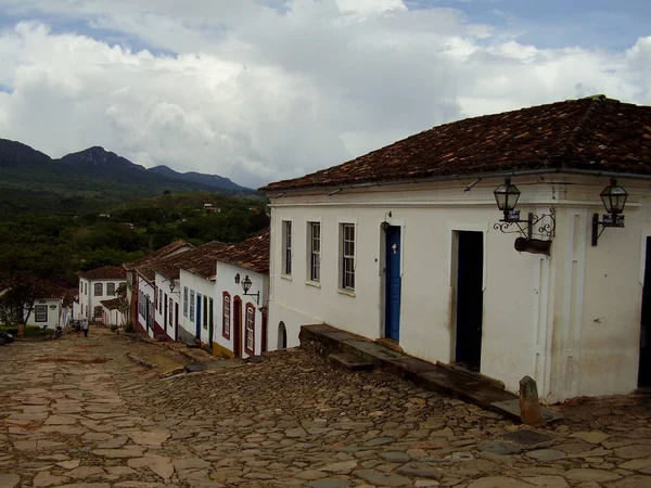 ティラデンテスミナスジェライスブラジルの田舎町の静かなエリアに多くの風変わりな植民地時代の家を持つ町の外の道 — ストック写真