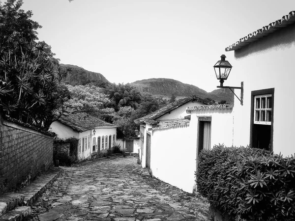 巴西蒂拉登特斯米纳斯吉拉斯州乡村城市一条安静的街道上的古朴殖民家园 — 图库照片
