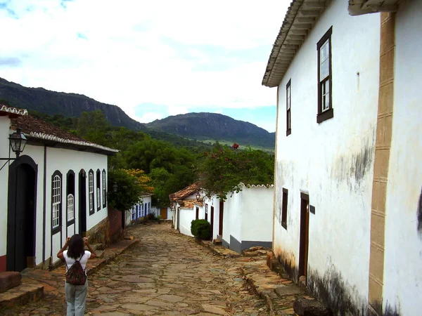 多くの風変わりな植民地時代の家や庭園を持つ町の外の道 ティラデンテスミナスジェライスブラジルの田舎の静かなエリアで — ストック写真