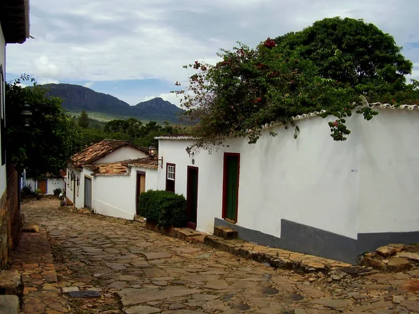 巴西蒂拉登特斯米纳斯吉拉斯州乡村城市一条安静的街道上的古朴殖民家园 — 图库照片