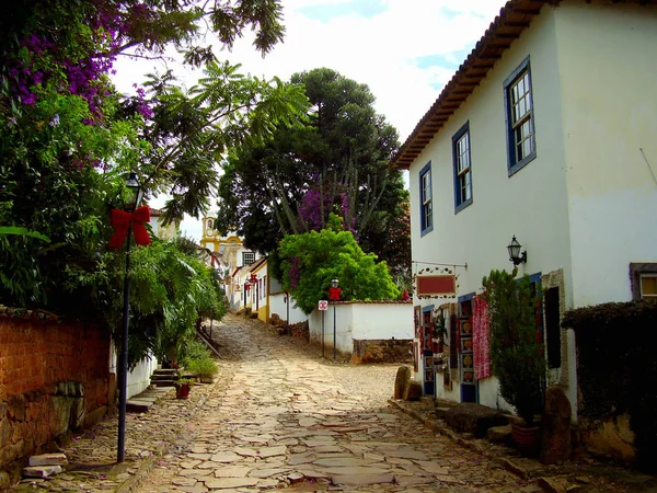 教会に通じる静かな通りにある風変わりな植民地時代の家やショップ ティラデンテス ミナス ジェライス ブラジルの田舎町 — ストック写真