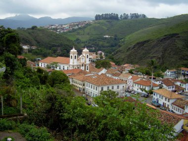 Minas Gerais Brezilya'daki tarihi Dünya Mirası Listesindeki Ouro Preto kentinin genel görünümü.