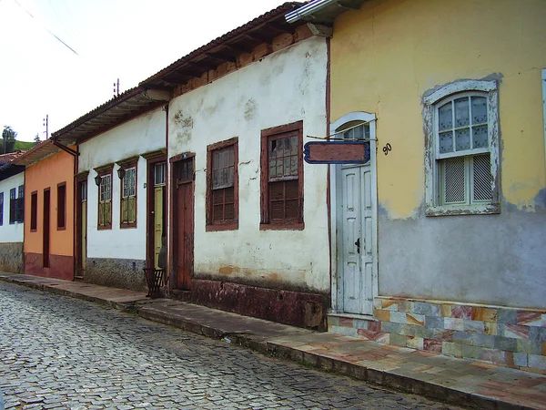 但运行下来 破旧的别致的商店和小屋在米纳州米纳老保存殖民小镇马里亚纳在巴西农村 — 图库照片