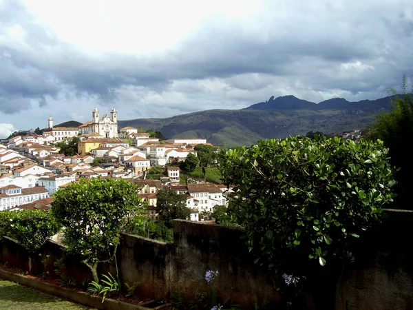 巴西米纳斯吉拉斯州历史世界遗产名录城市奥罗普雷托的全景 — 图库照片