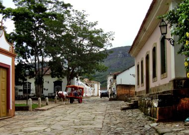 Turist Tiradentes Minas Gerais Brezilya kırsal şehirde bir arabası binmek için hazır olsun .