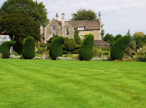 Ngiltere Nin Cotswolds Bölgesinde Güzel Bir Peyzajlı Bahçede Topairy Ağaçları Stok Fotoğraf