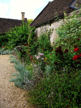 İngiltere'nin Cotswolds bölgesinde güzel peyzajlı bir bahçede karışık otlu sınır