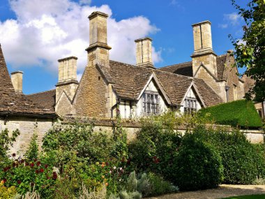 İngiltere'nin Cotswolds bölgesinde güzel peyzajlı bir bahçede karışık otlu sınır