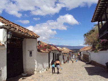 Villa de Leyva; Kolombiya/13 Haziran 2011/Villa de Leyva eski kırsal sömürge kasabasında bir sokak sahnesi; Kolombiya