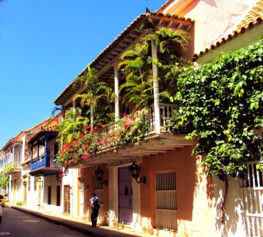 Cartagena Kolombiya eski İspanyol Sömürge kenti evlerde Cool gölgeli verandalar