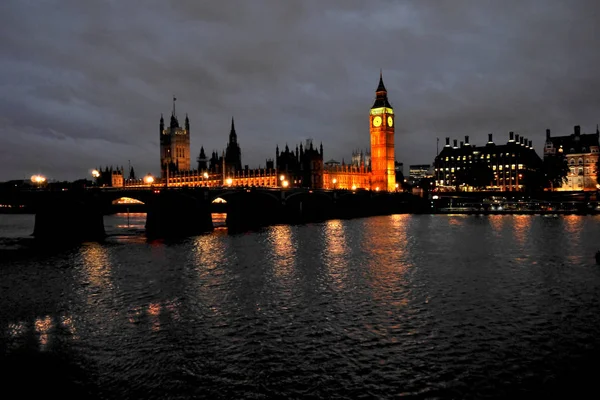 Ser Mot Parlamentets Hus Langs Elvemunningen London Tidlig Kvelden – stockfoto