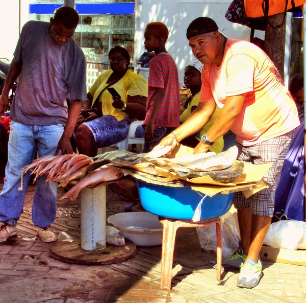 Cartagena Colombia Noviembre 2010 Pescador Local Vende Pesca Del Día —  Fotos de Stock