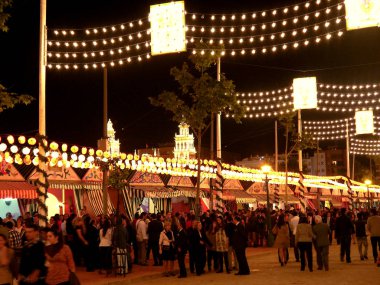 Sevilla İspanya/16 Nisan 2013/Yerliler ve turistler sabahın erken saatlerinde dolaşmak ve Sevilla İspanya kentinde düzenlenen yıllık Nisan Bahar Fuarı'nda eğlenceli tadını çıkarın