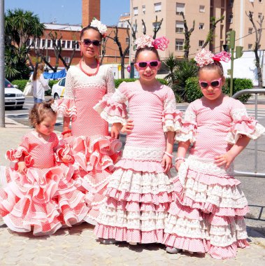 Seville İspanya/16 Nisan 2013 / genç çocuk elbise eğlence Fuarı'nın yıllık Nisan bahar Sevilla şehir İspanya'keyfini geleneksel elbise