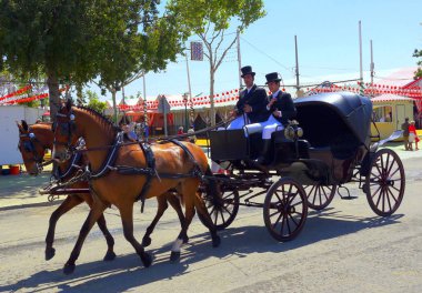 Seville İspanya/16 Nisan 2013 / zarif carrigages taşıma ziyaret edenler yıllık Nisan bahar Fuarı için geleneksel giyim düzenlenen Sevilla şehir İspanya '