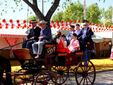 Seville İspanya/16 Nisan 2013 / zarif carrigages taşıma ziyaret edenler yıllık Nisan bahar Fuarı için geleneksel giyim düzenlenen Sevilla şehir İspanya '
