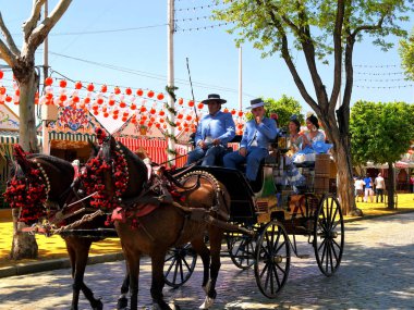 Seville İspanya/16 Nisan 2013 / zarif carrigages taşıma ziyaret edenler yıllık Nisan bahar Fuarı için geleneksel giyim düzenlenen Sevilla şehir İspanya '