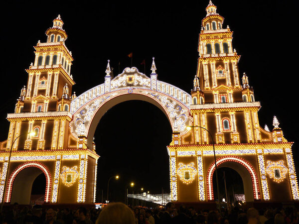 Sevilla España Abril 2013 Turista ira Luminosa Puerta Entrada Feria — Foto de Stock