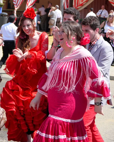 Sevilha Espanha Abril 2013 Duas Jovens Mulheres Felizes Dança Roupas — Fotografia de Stock