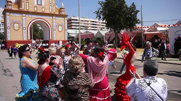 Sevilha Espanha Abril 2013 Turista Moradores Locais Brilhante Dança Tradicional — Fotografia de Stock