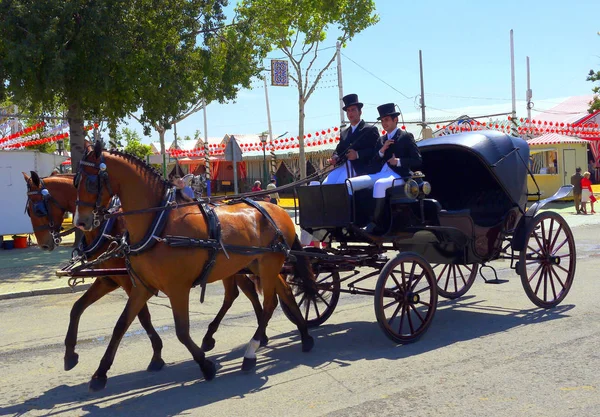 Seville İspanya/16 Nisan 2013 / zarif carrigages taşıma ziyaret edenler yıllık Nisan bahar Fuarı için geleneksel giyim düzenlenen Sevilla şehir İspanya '