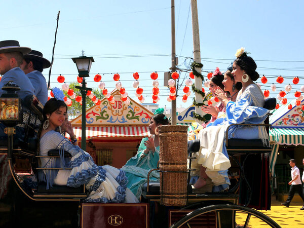 Sevilla España Abril 2013 Elegantes Carrigages Transportan Los Visitantes Ropa — Foto de Stock
