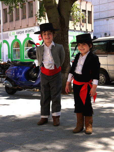 Sevilla España Abril 2013 Niños Pequeños Visten Con Ropa Tradicional — Foto de Stock